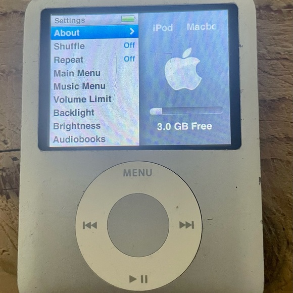 Apple iPod 3rd Generation Silver 4gb with new cable and earbuds - Picture 2 of 3